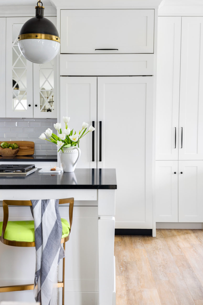 White Kitchen | Black Hardware | Pendant Lighting | White Shaker Cabinets | Kitchen Bar Stools